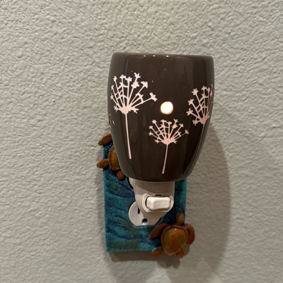 Scentsy Plug In Warmer Taupe Color with White Flowers - Picture 1 of 5